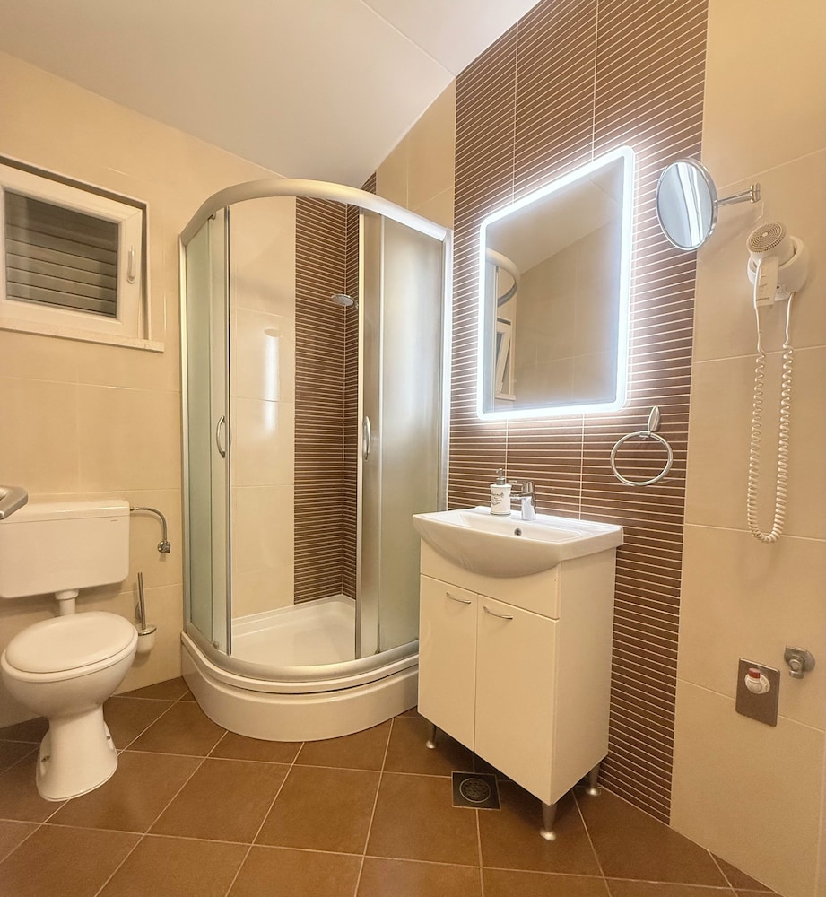 Green Park Apartments 47/49