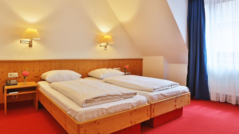 ROOM, DOUBLE BED