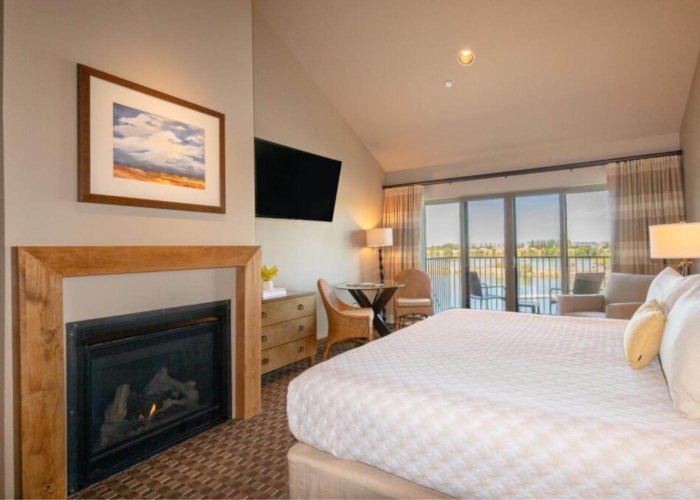Suite, King Bed, River Front, Top Floor