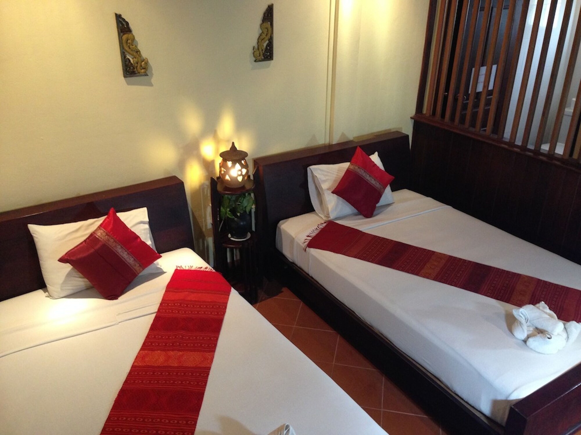 DELUXE, TWIN BEDS, POOL VIEW