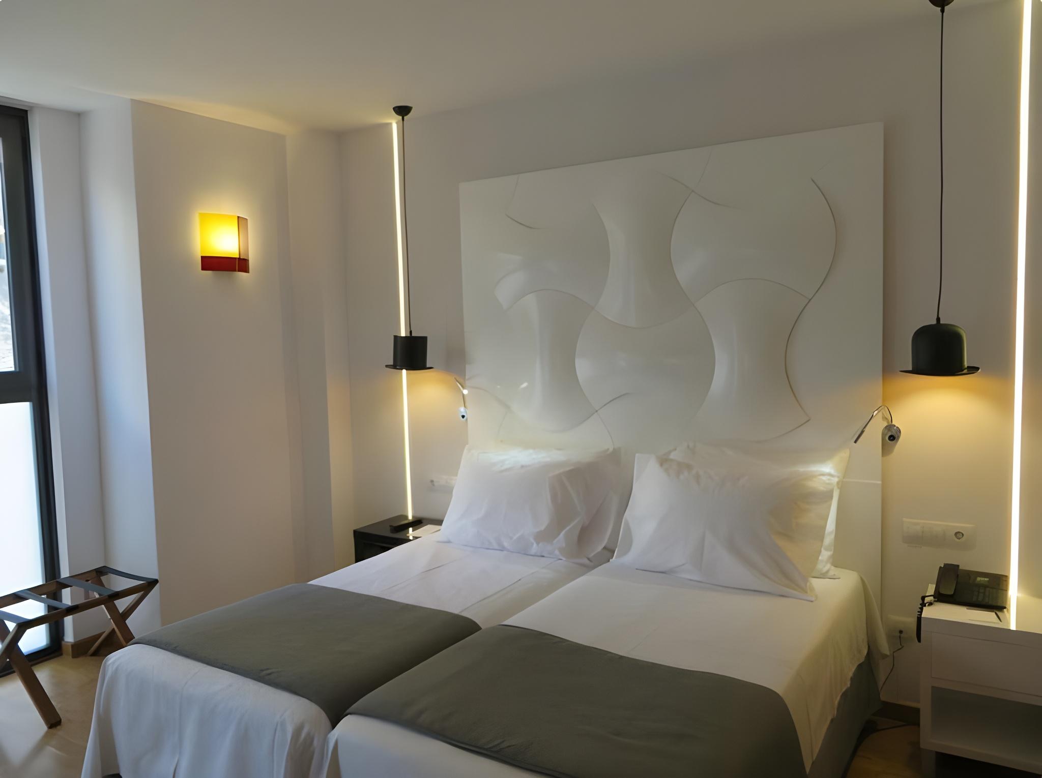 Room, Single, 2 Double Beds