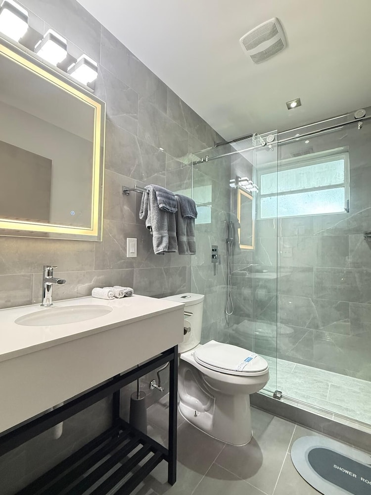 Sheridan Suites Apartment Hotel 68/69