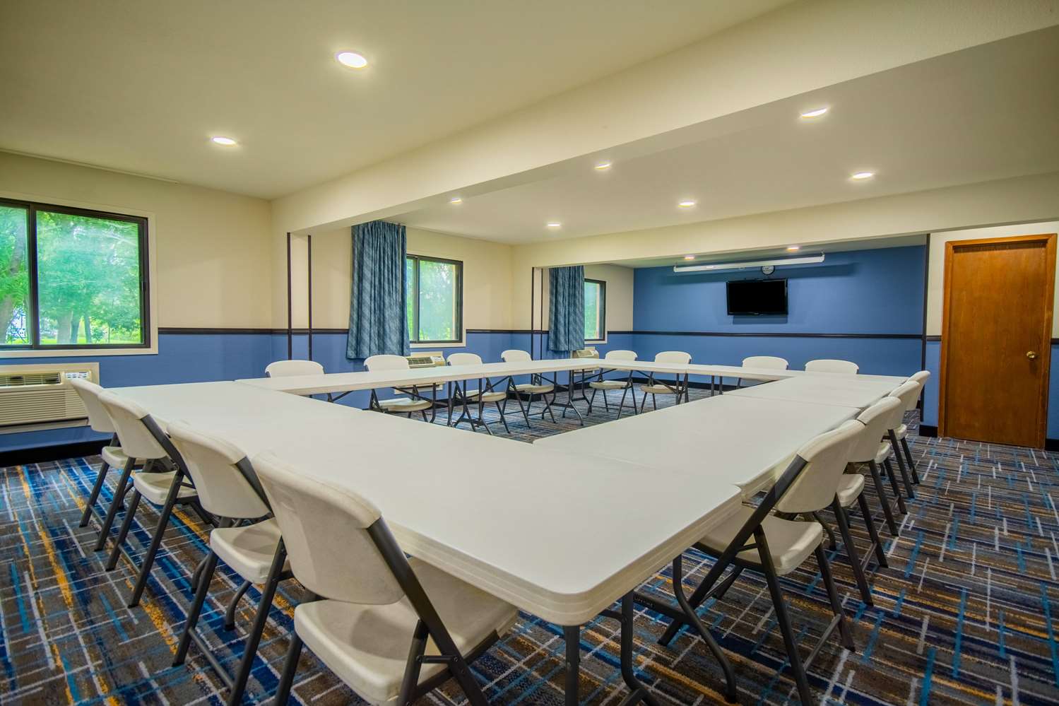 Days Inn & Suites by Wyndham Waterloo 25/30