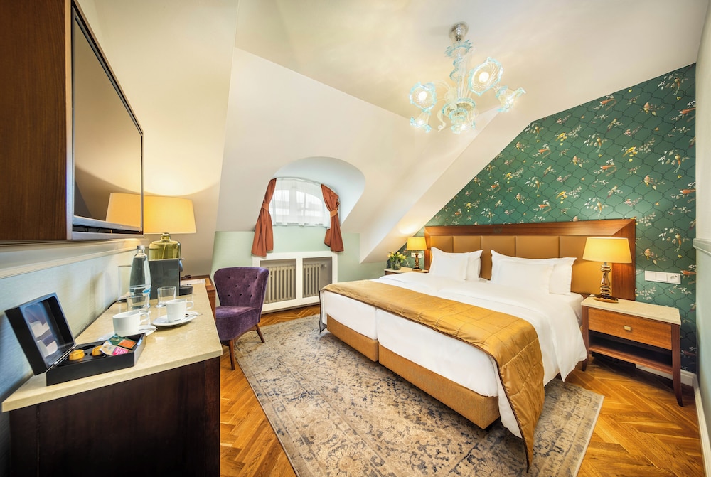 DELUXE, DOUBLE OR TWIN BED
