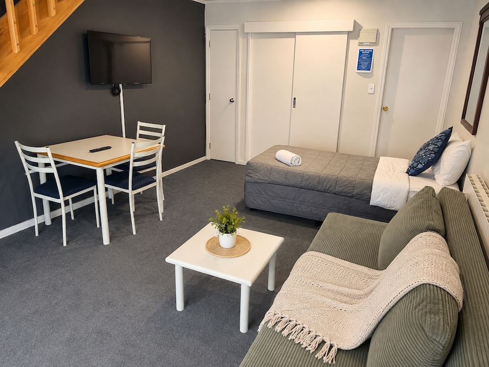 Champers Motor Inn 41/61