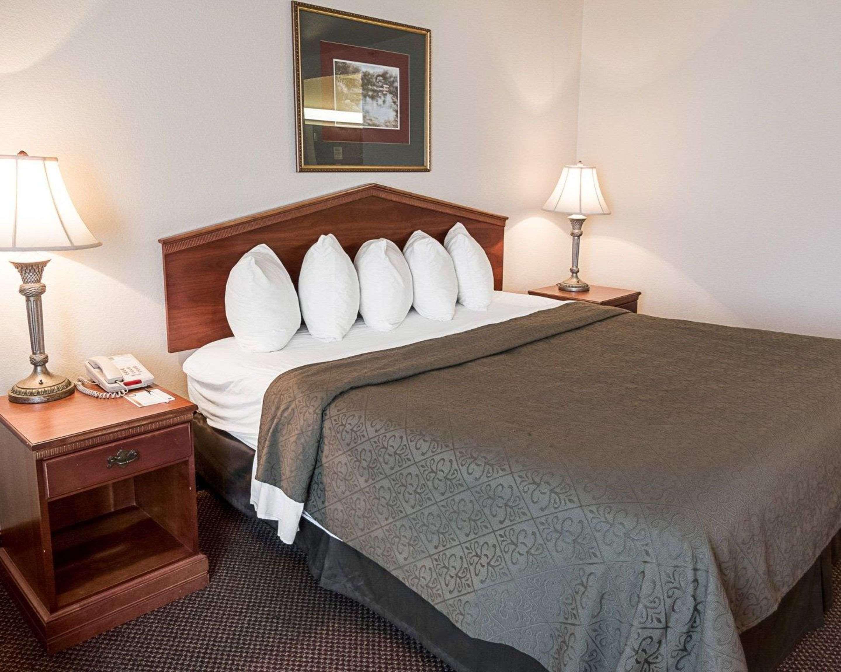 ROOM, KING BED