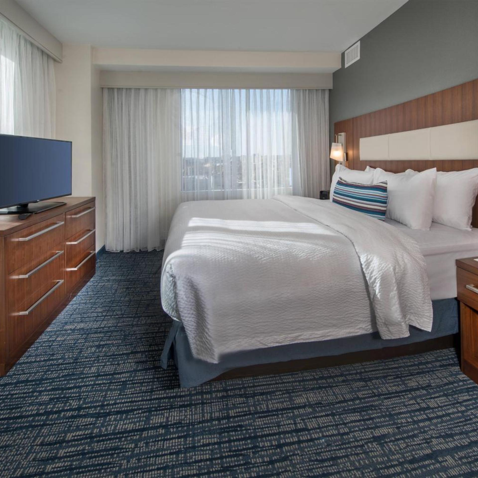 2 Bedrooms, Suite, Skyline View