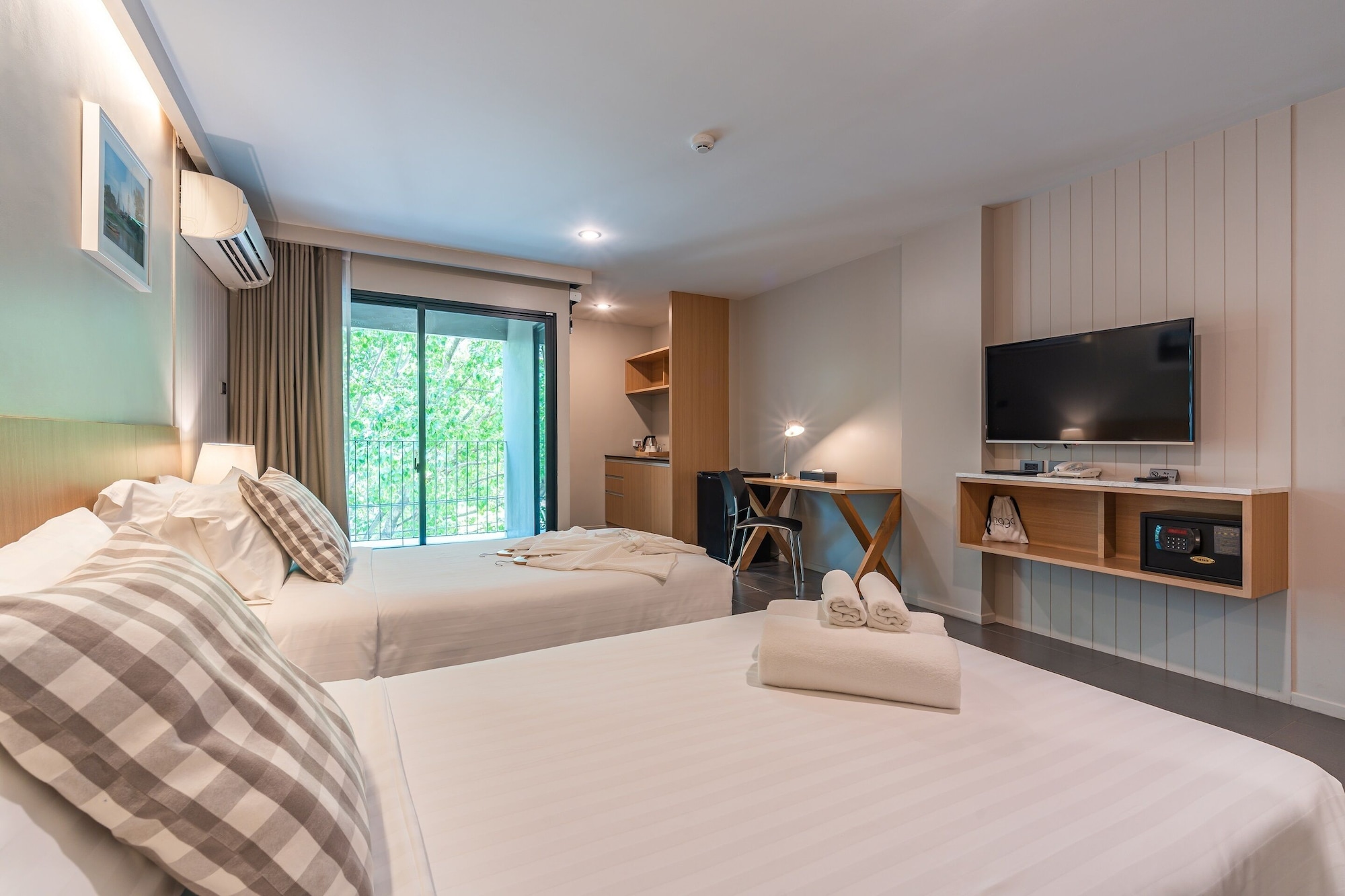 DELUXE, TWIN BEDS, BALCONY
