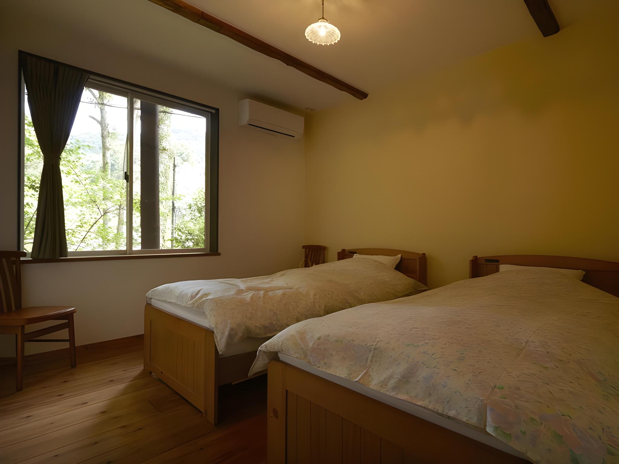 ROOM, TWIN BEDS, SHARED BATHROOM