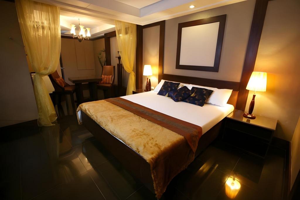 Victoria Court Suites 8/49