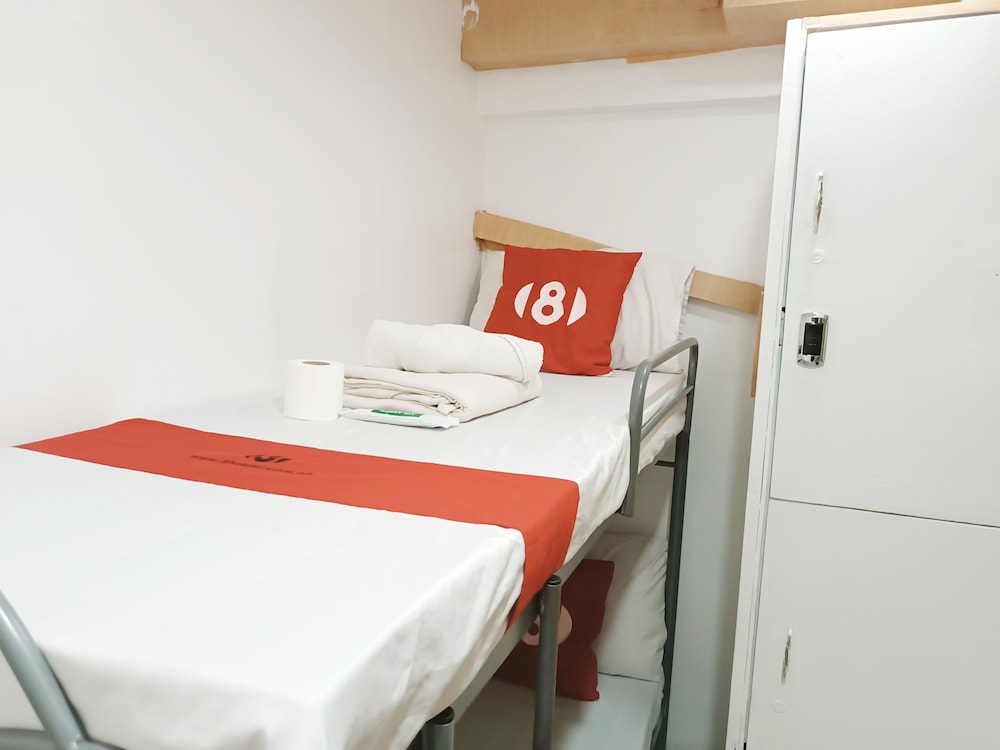 8Hostel 25/50