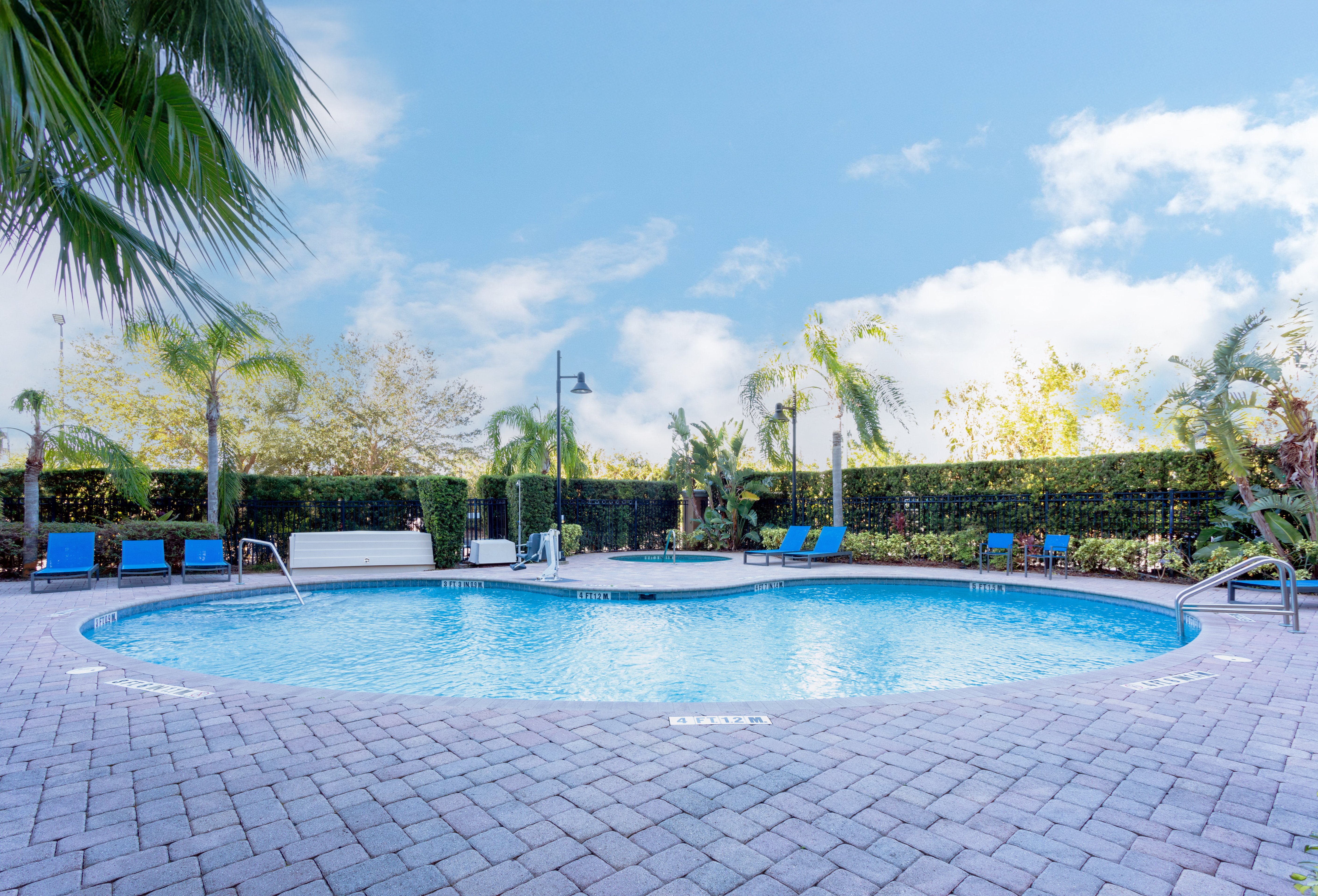Holiday Inn Express and Suites Orlando - International Drive 72/79