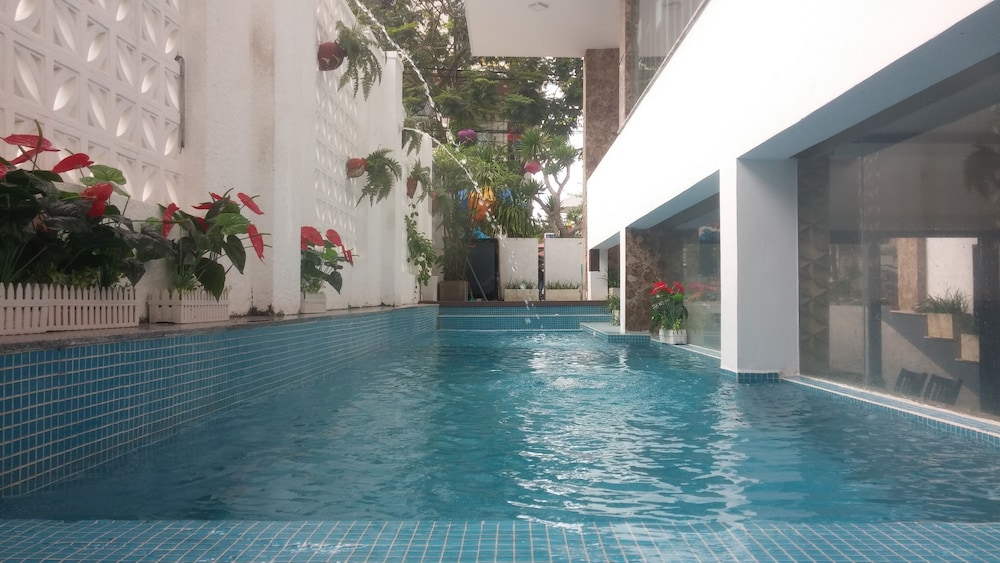 Sapphire Hotel 30/35