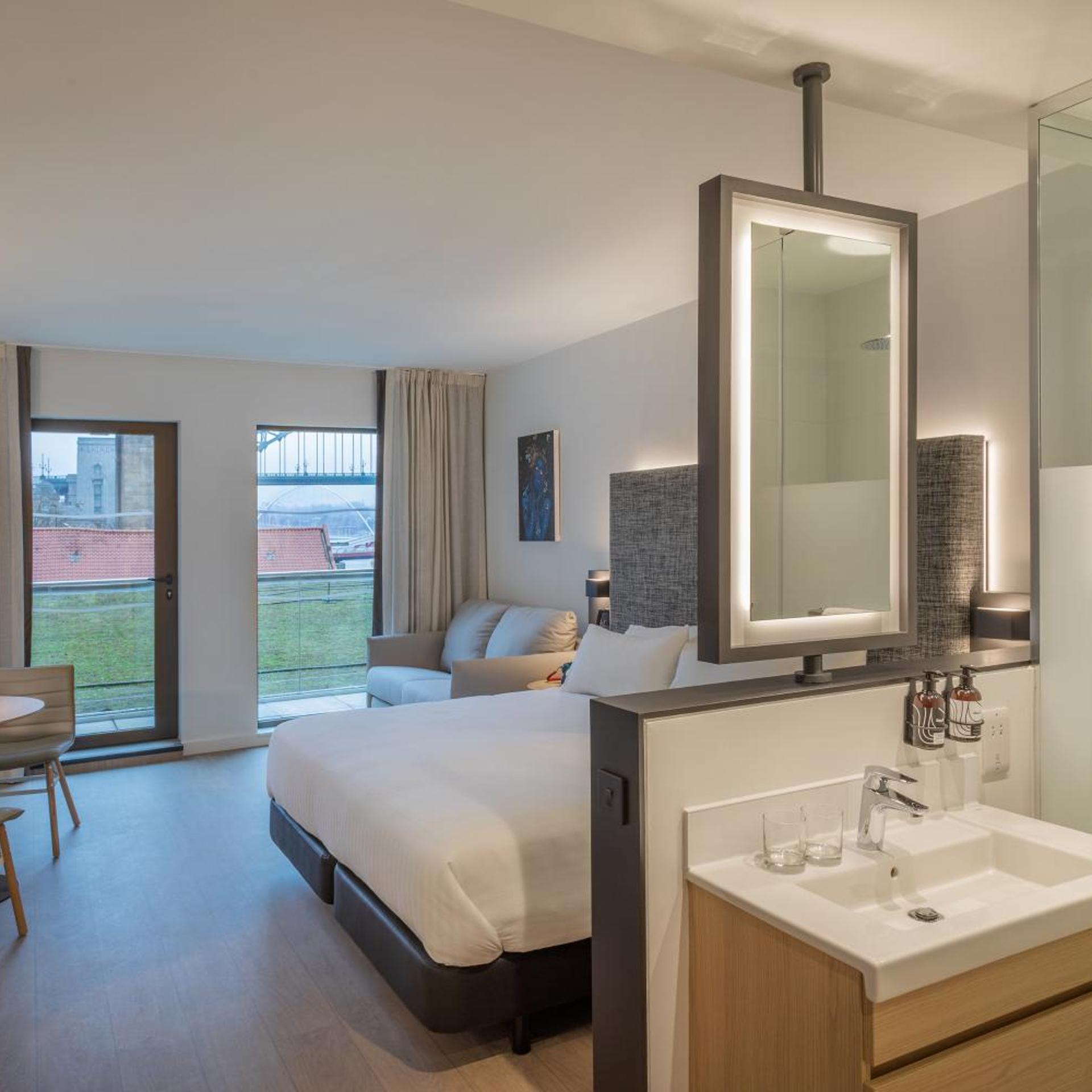 Innside, Studio, King Bed, Balcony, INNSIDE Newcastle 4/5