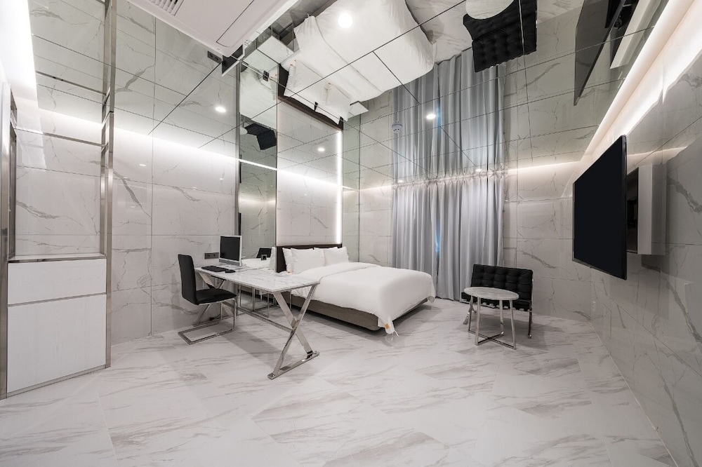Amourex Hotel 38/49