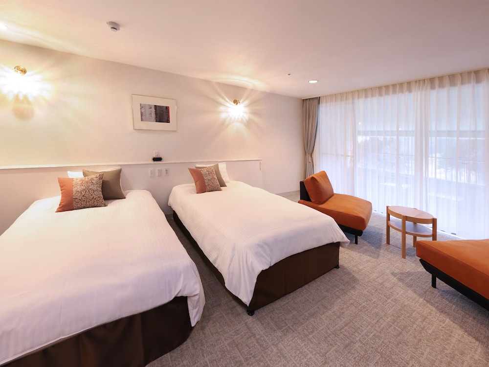 DELUXE, TWIN BEDS, LARGE, GRAND FLOOR