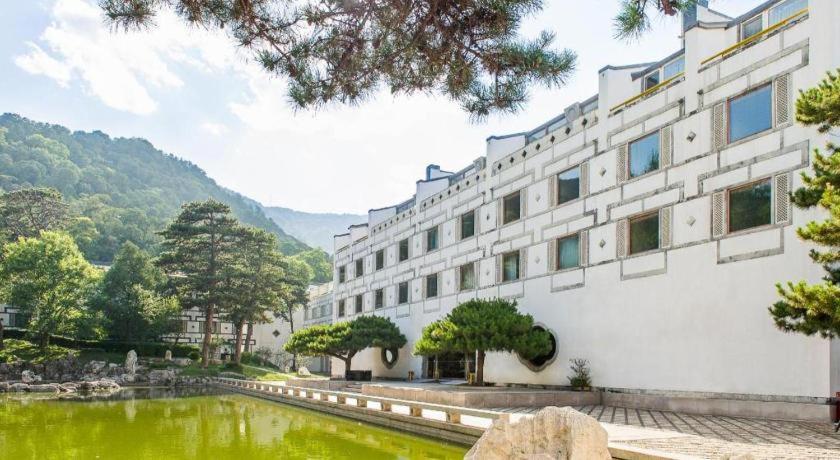 Fragrant Hill Hotel 7/60