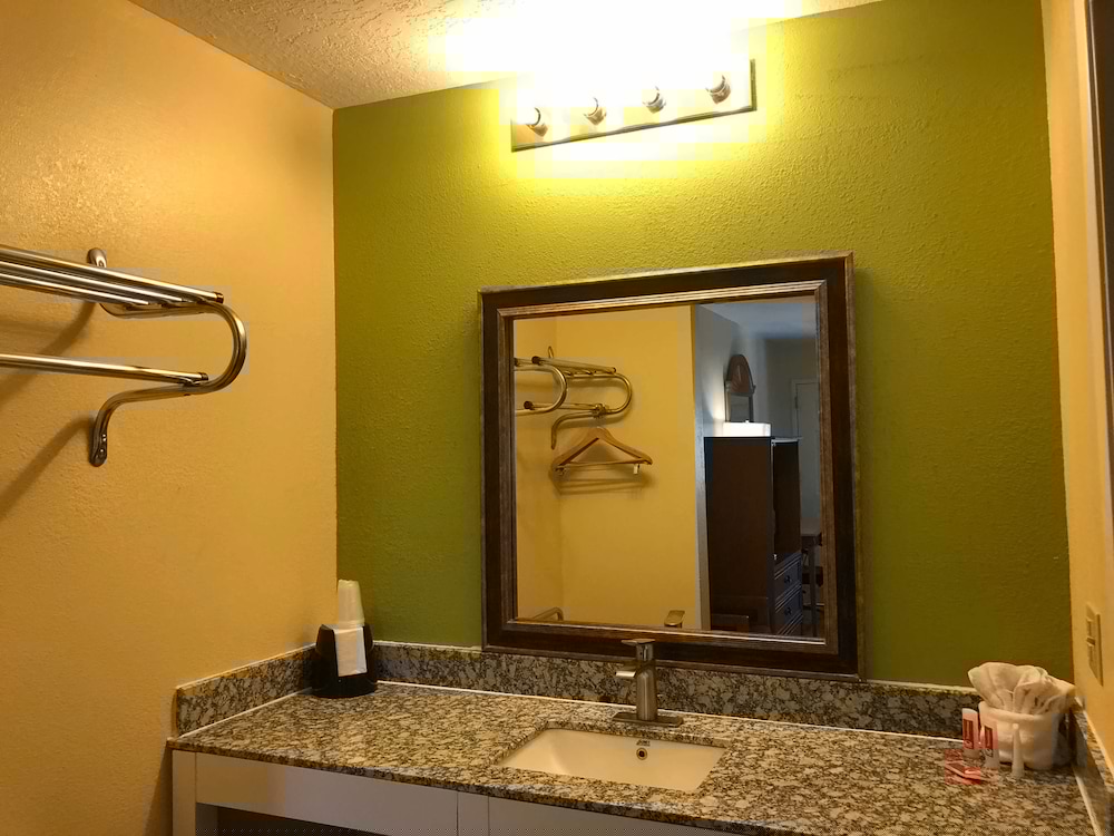 Econo Lodge West Coors Blvd 34/34