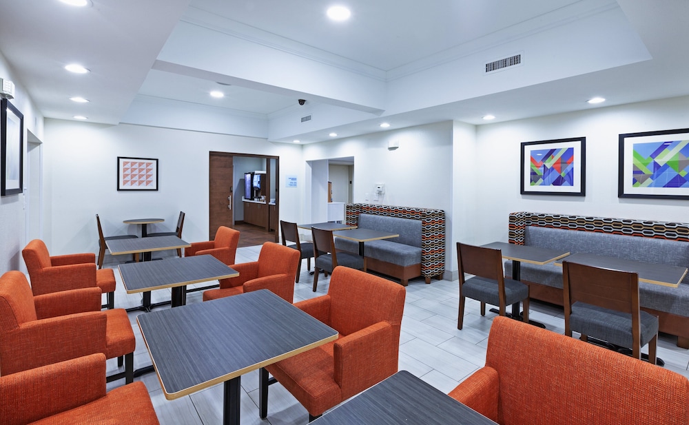 Holiday Inn Express Hotel Suites Jenks 62/72