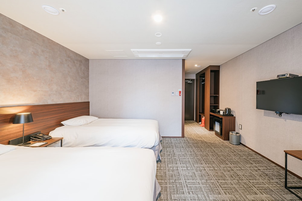 City, 1 Queen and 1 Single Bed