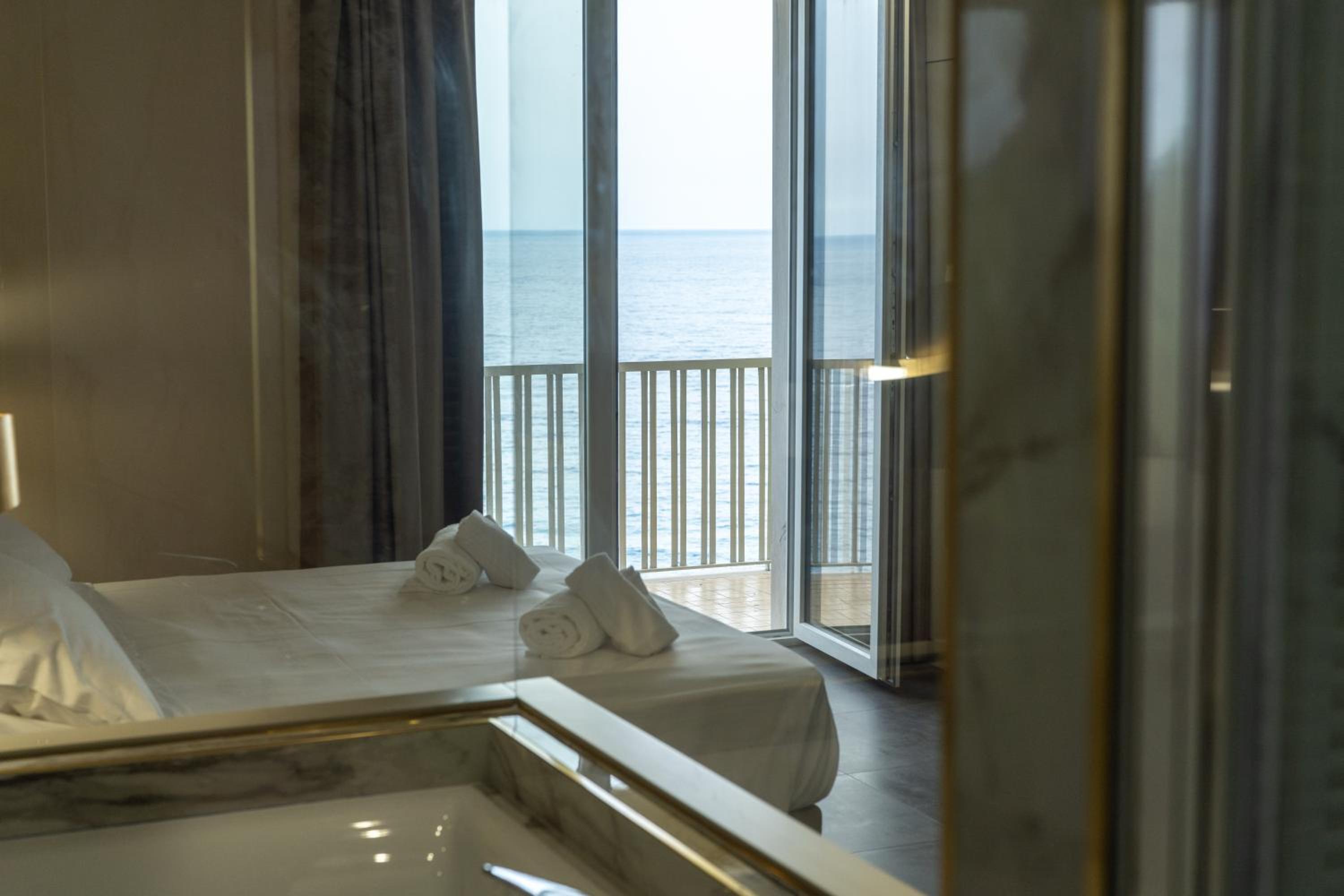 جناح ملكي بجاكوزي، Palace Hotel 9/10