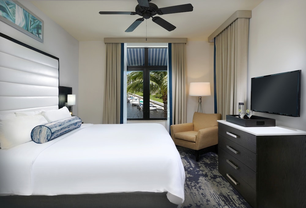 1 Bedroom, Suite, King Bed, Waterway View, Sofa