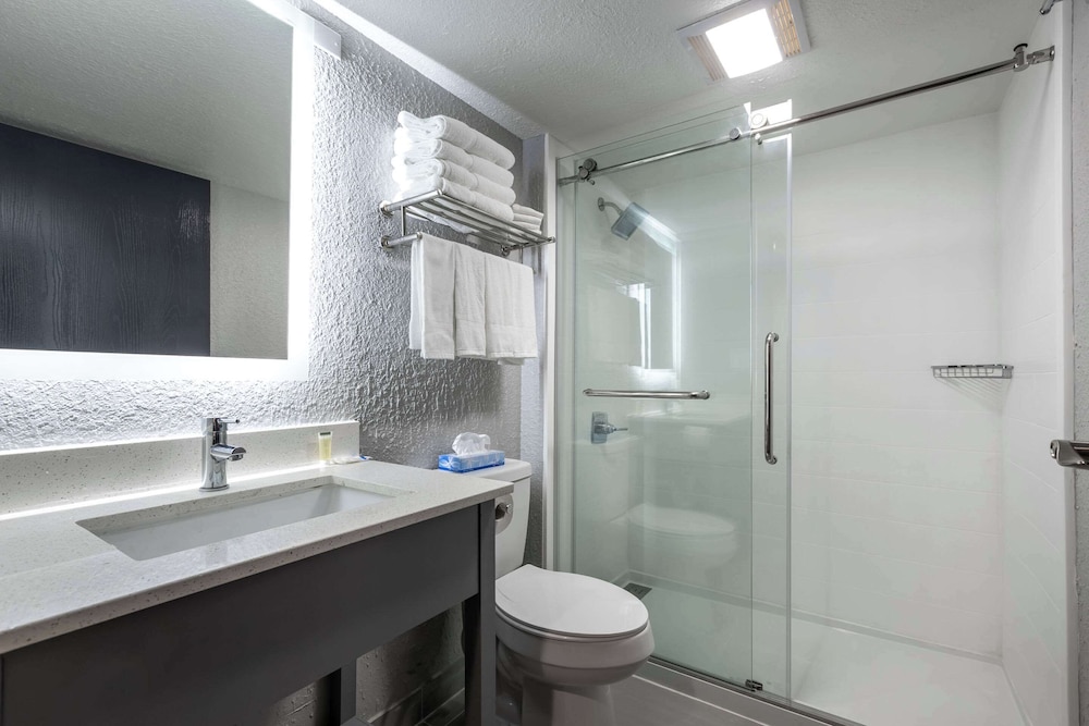 غرفة قياسية بسريرين كوين، Rodeway Inn & Suites Near Outlet Mall - Asheville 5/8