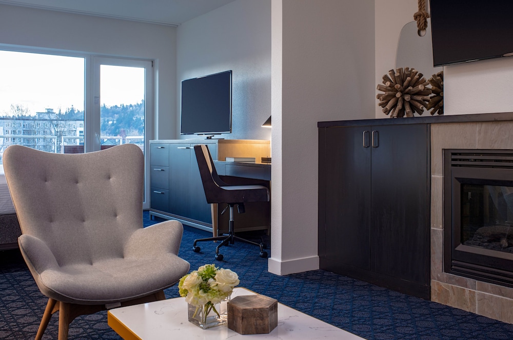 Rivers Edge Hotel Portland Tapestry Collection by Hilton 47/63