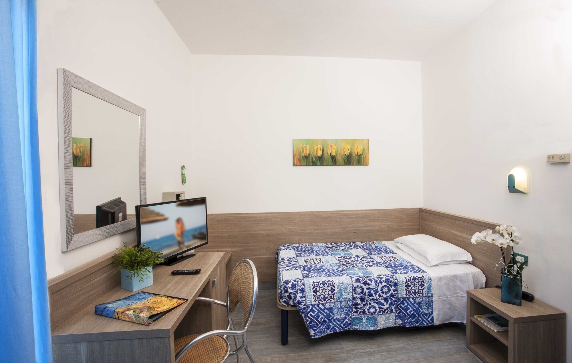 ROOM, SINGLE