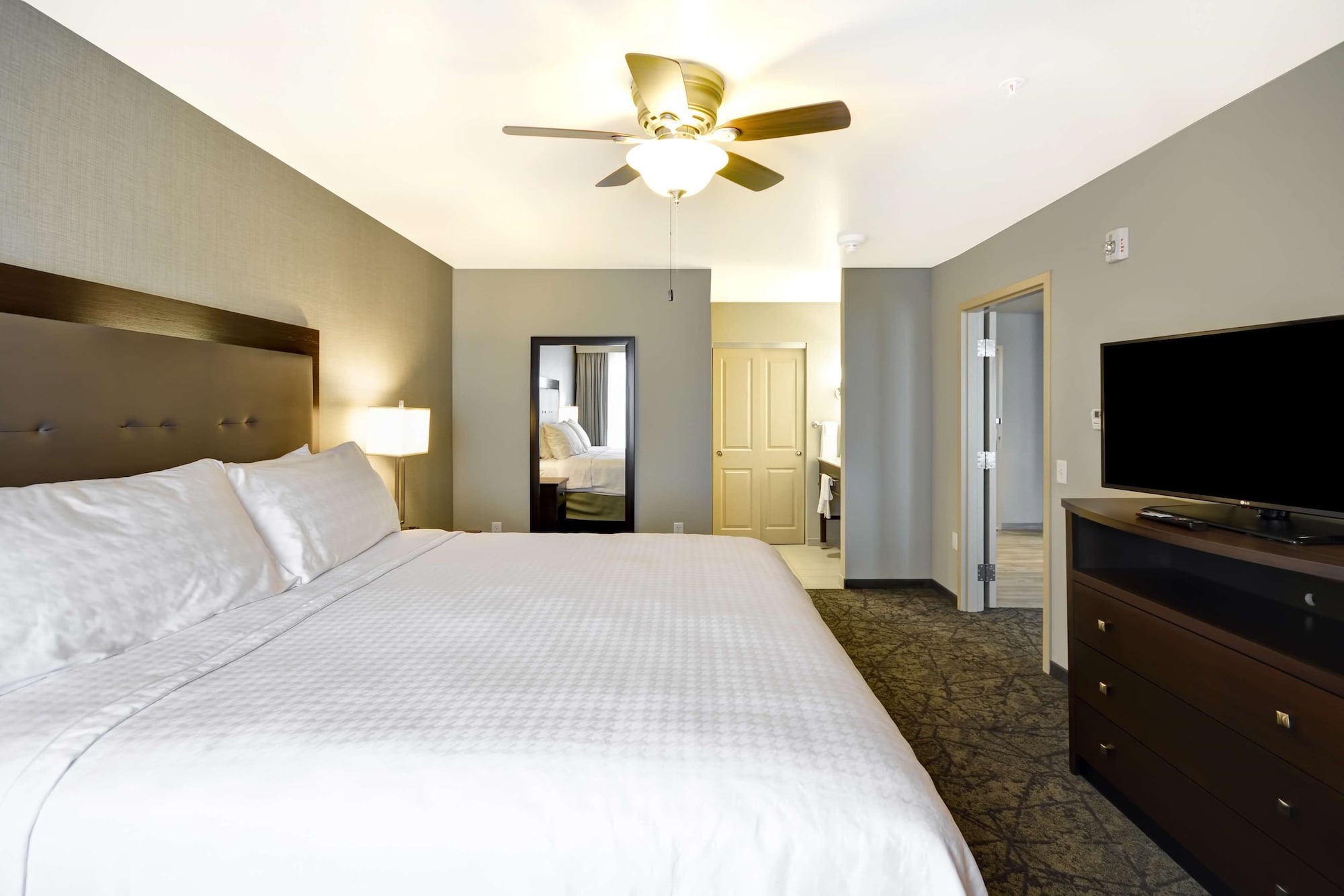 SUITE, KING BED, ACCESSIBLE