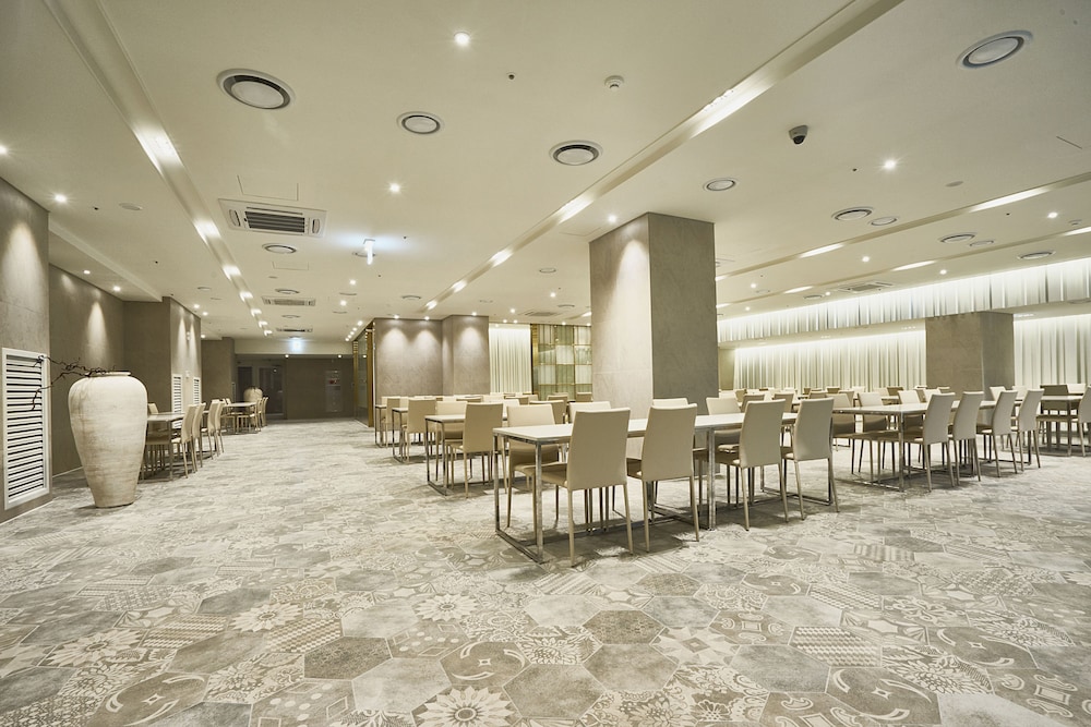 Royal Emporium Hotel 57/72