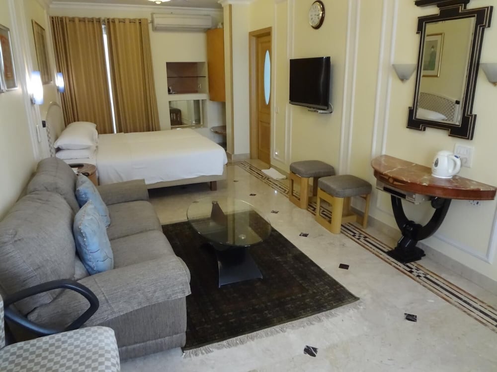Regency Hotel 35/53