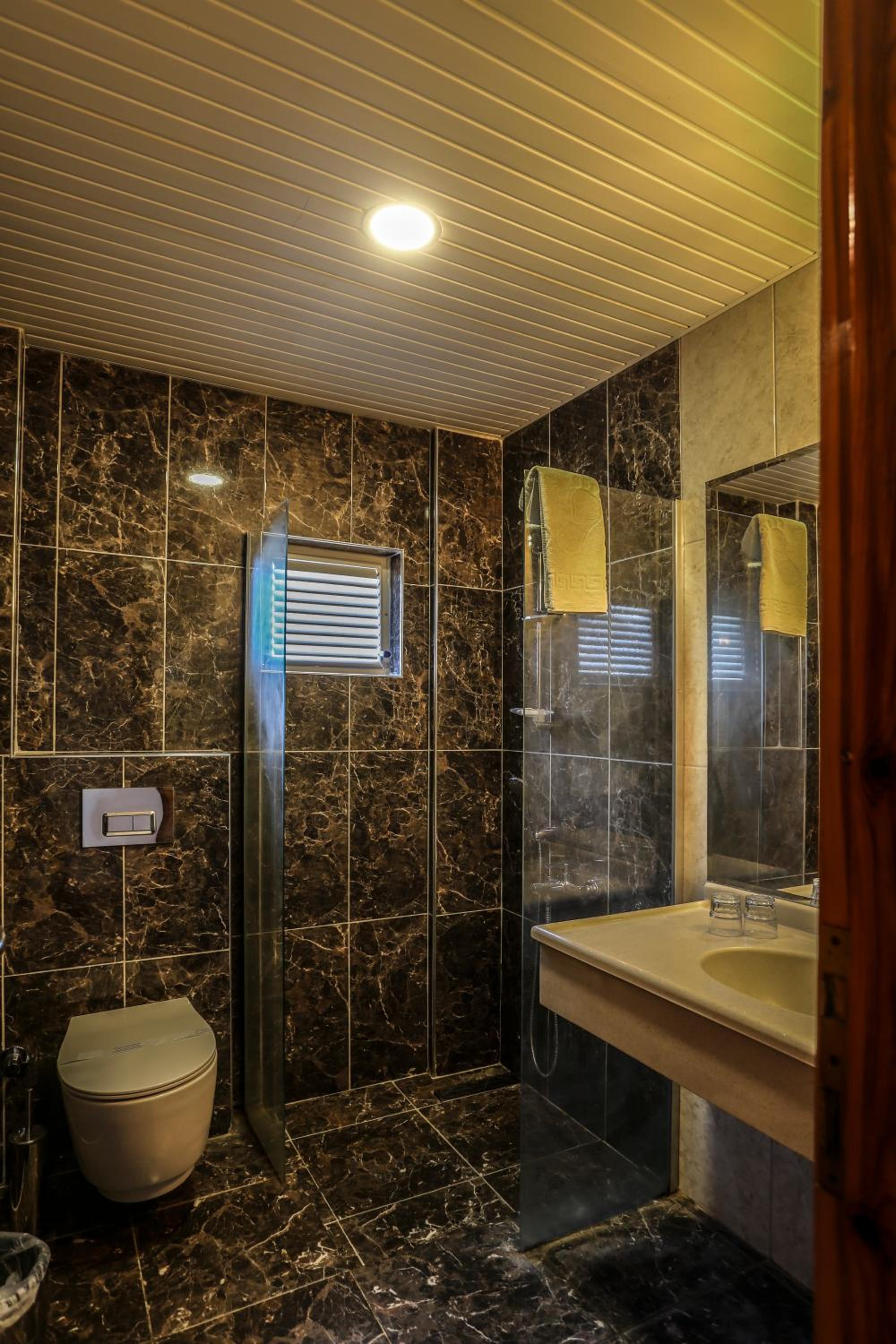 VESTA HOTEL 49/50
