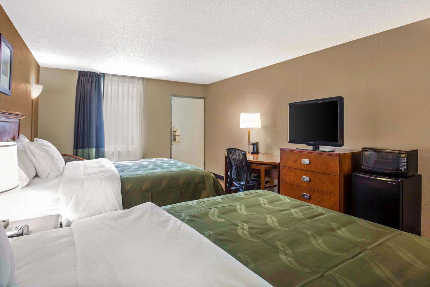غرفة بسريرين كوين، Quality Inn and Suites University Area NC 3/4