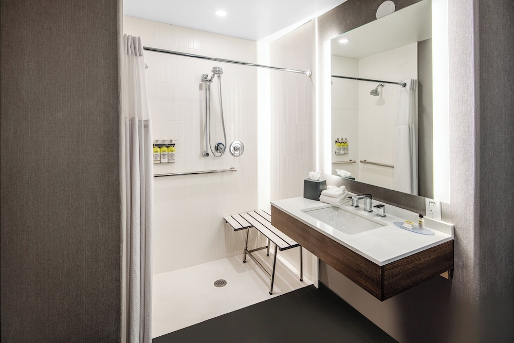 غرفة بسرير كينج وسريرين كوين بغرفتي نوم بمطبخ لذوي الإعاقة، Staybridge Suites Phoenix-Glendale 4/4