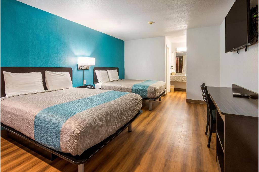 2 Queen Beds - Non-Smoking, Micfridge