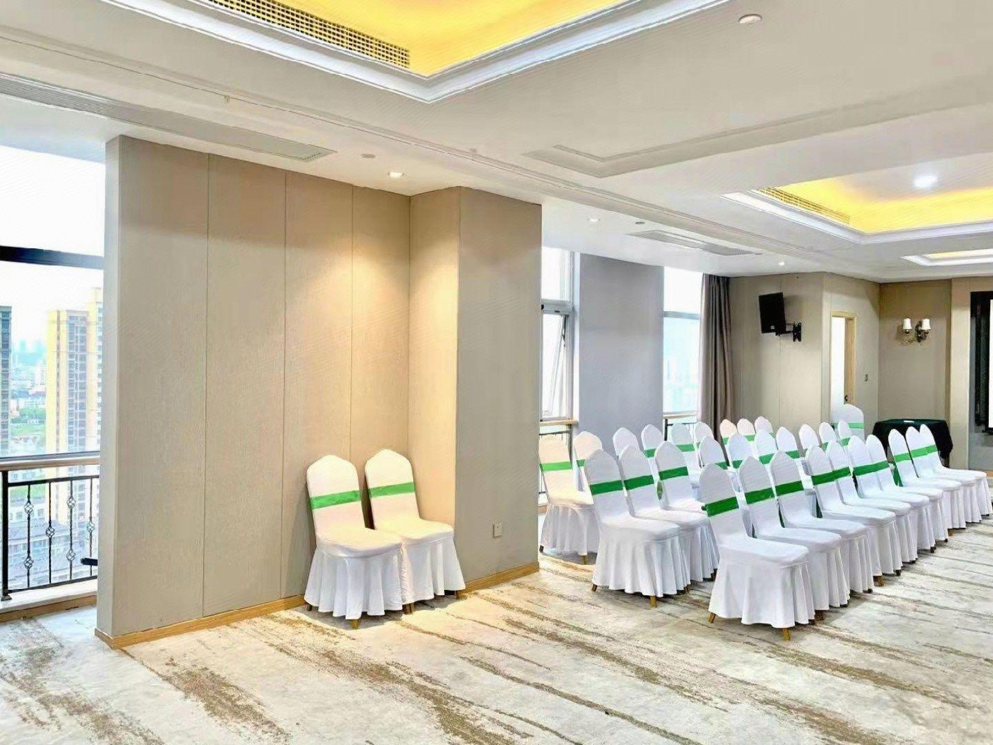 Vienna International Hotel (Dongwu South Road Hongzhuang Metro Station) 13/24