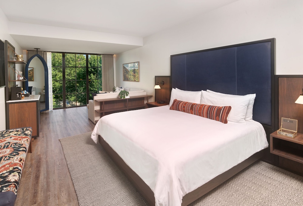 SIGNATURE, SUITE, KING BED, ACCESSIBLE