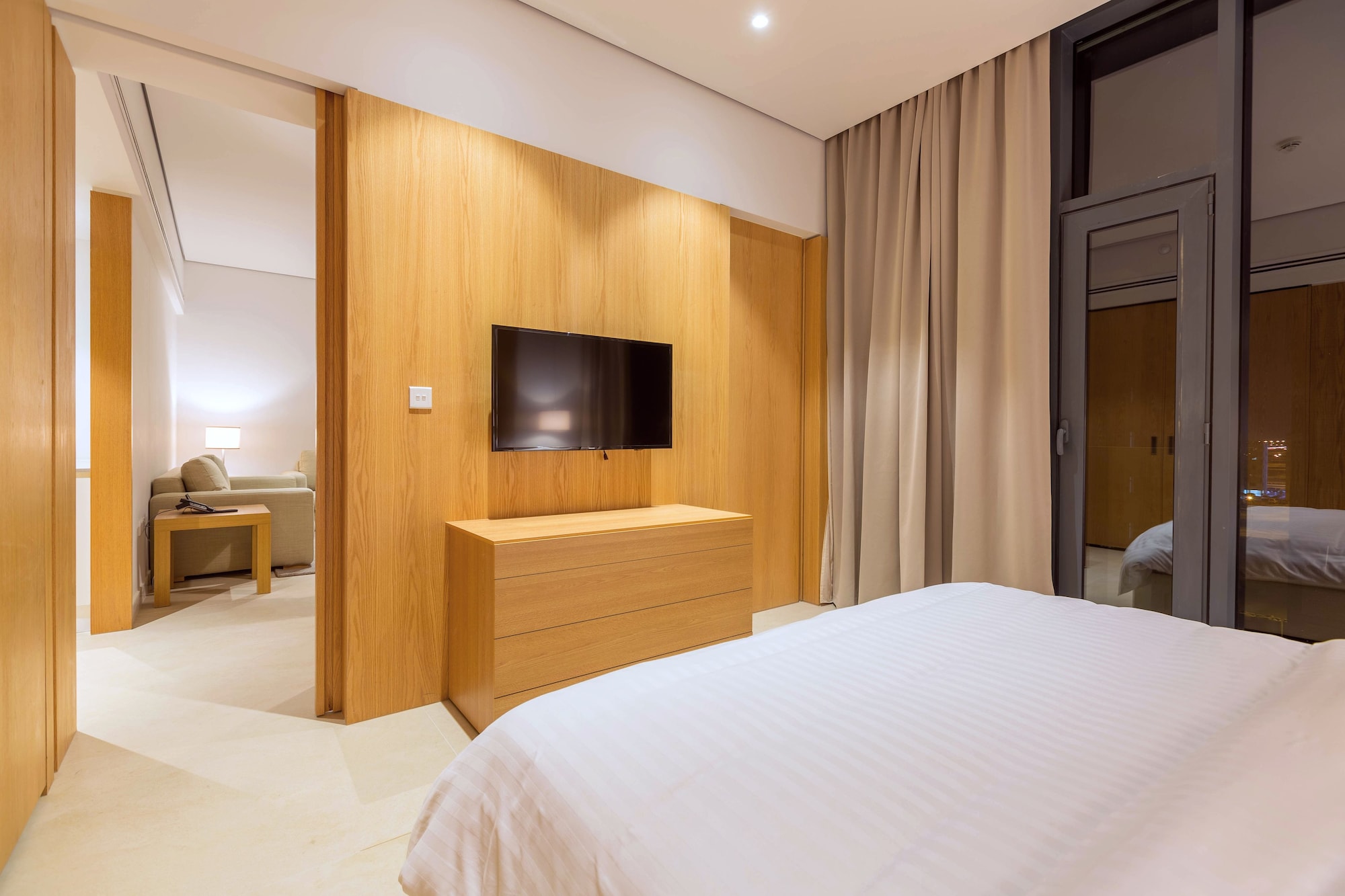 SUITE, KING BED