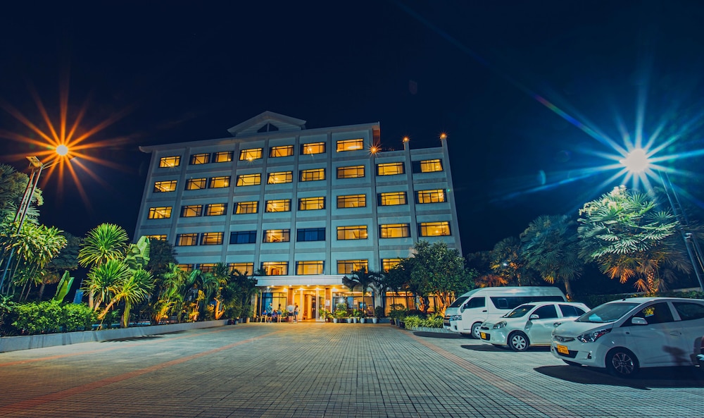 Sisombat Plaza Hotel 64/71