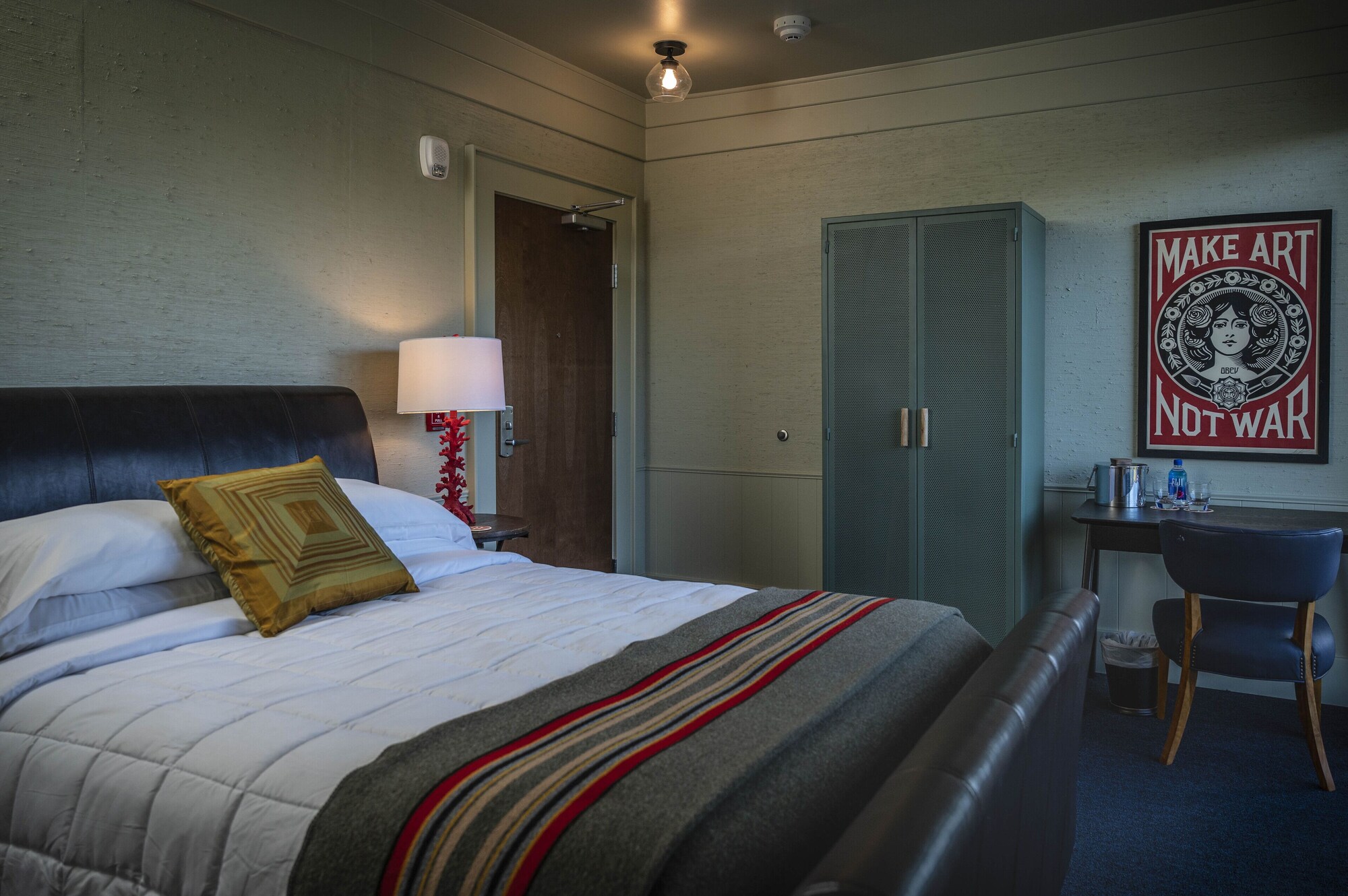 COMFORT, QUEEN BED