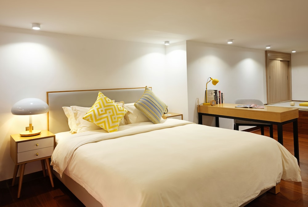 DUPLEX, SUPERIOR, QUEEN BED