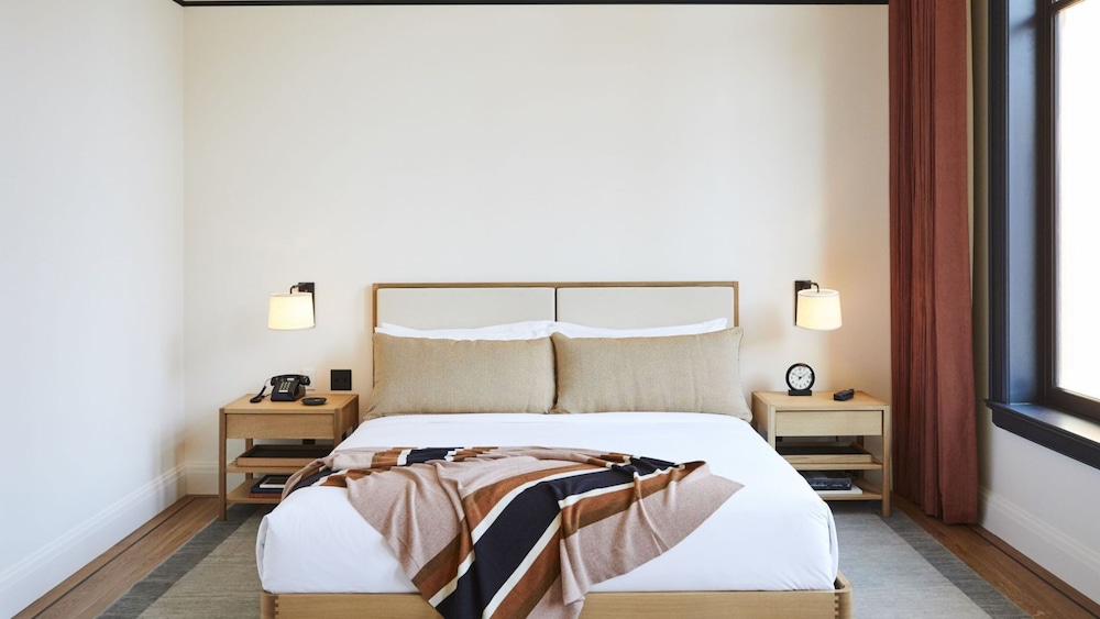 GALLERY, SUITE, KING BED