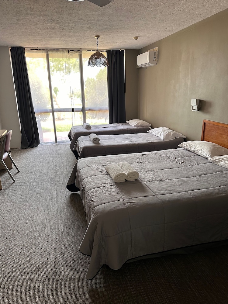Hervey Bay Hotel and Resort 11/27