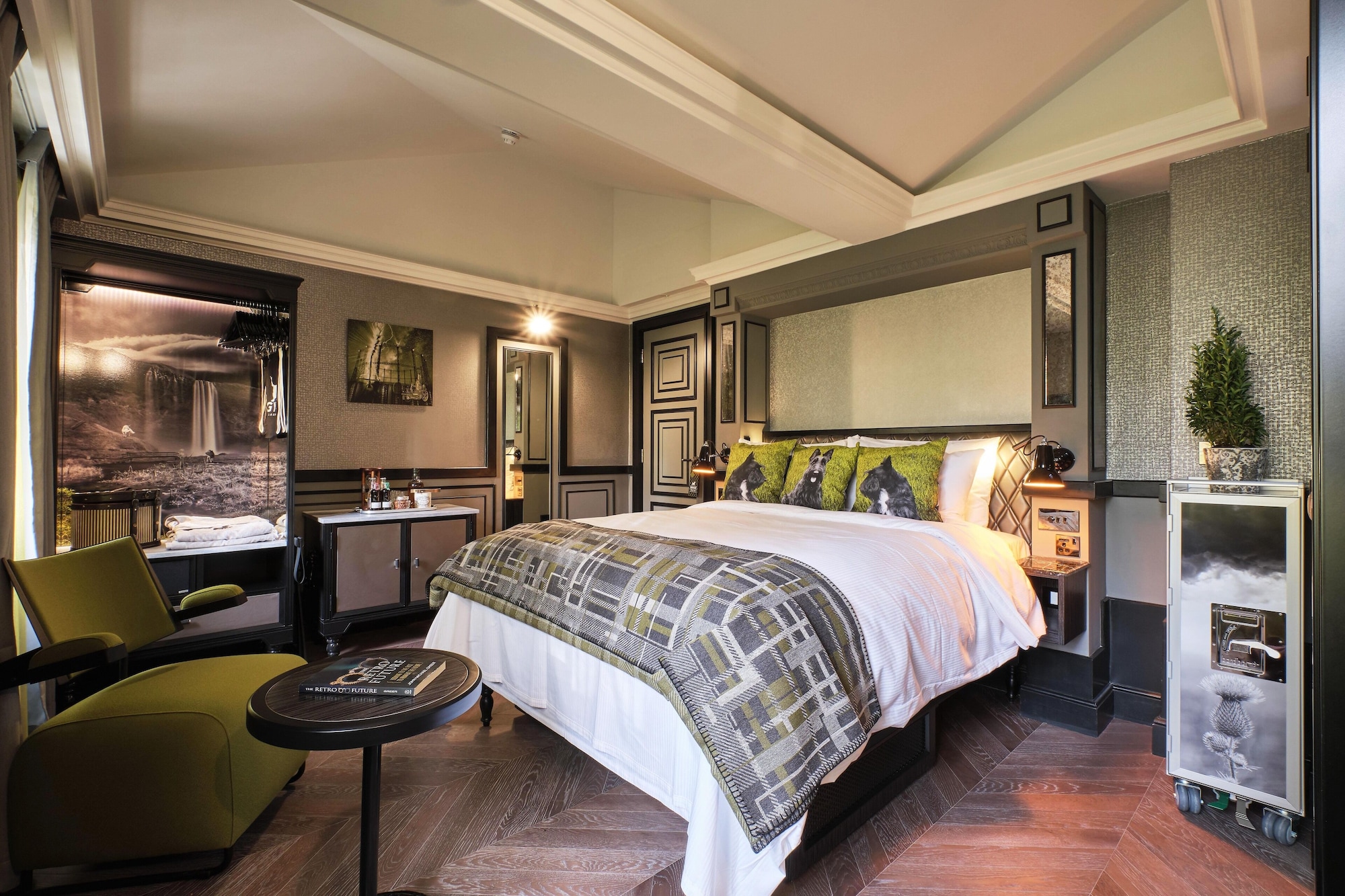 ROOM, KING BED, LARGE