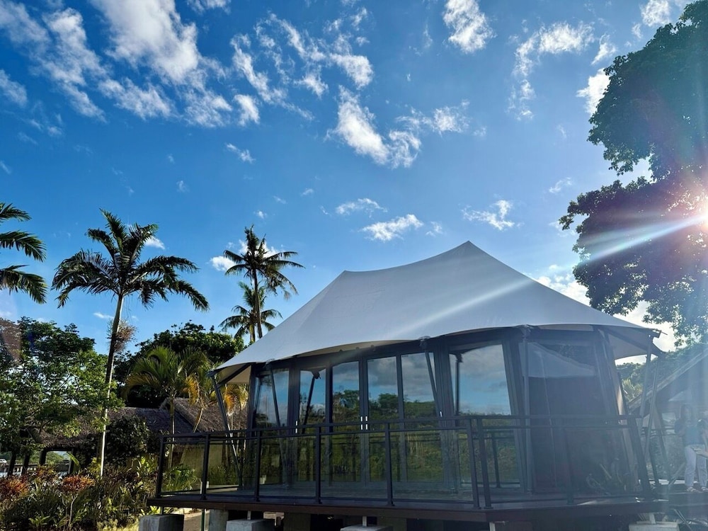 DELUXE, BEACH FRONT