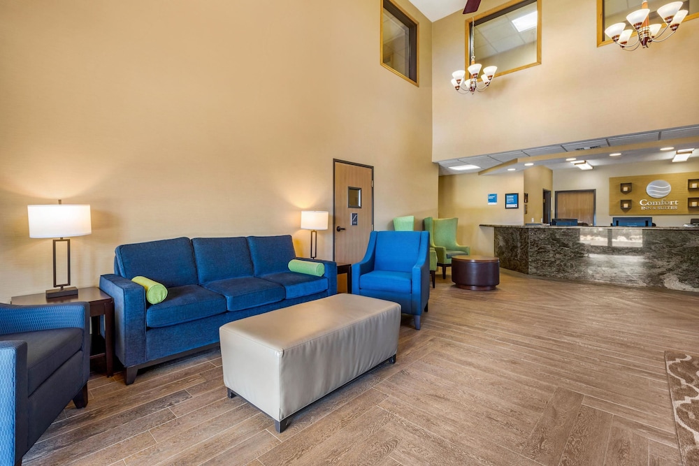 Comfort Inn & Suites Near Temecula Wine Country 24/30