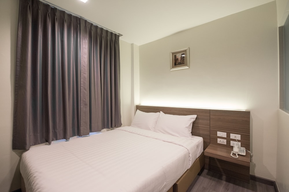 SUPERIOR, QUEEN BED, CORNER