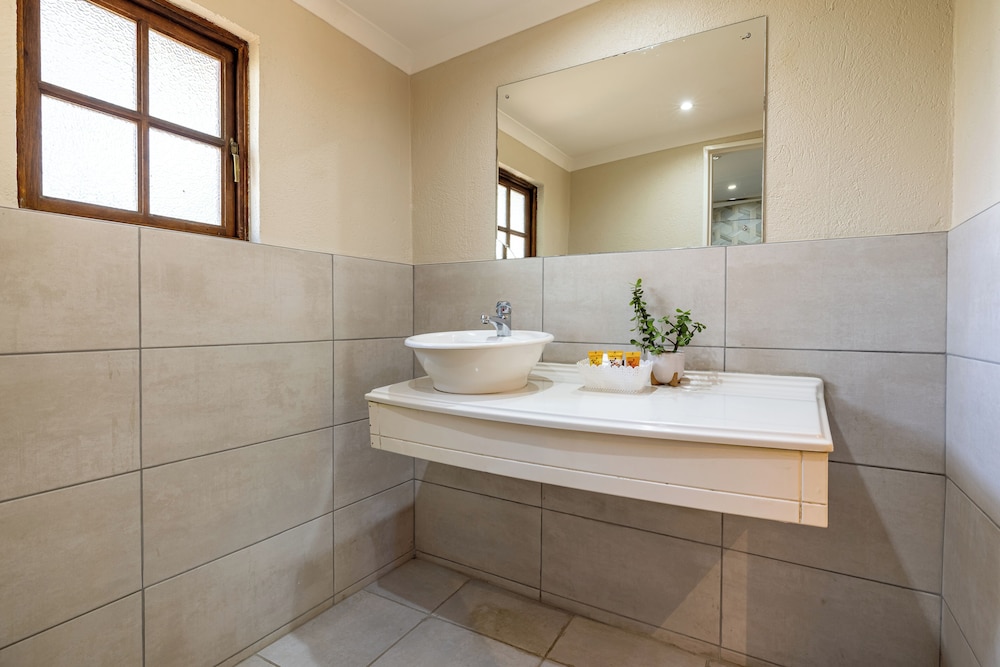 Hotel Numbi and Garden Suites 63/63