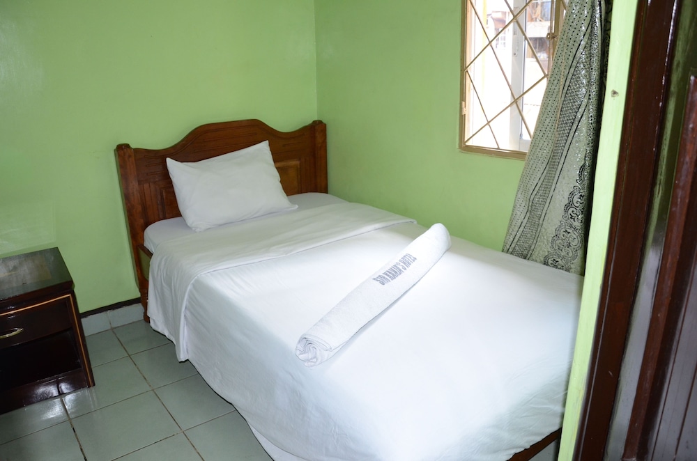 Sir Kanja's Hotel 8/24